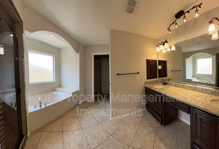 2301 N 46th St — Photo 11