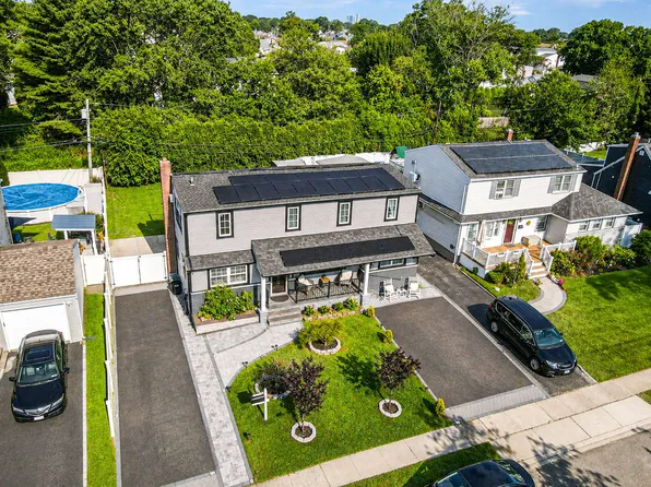 828 Strang Dr, Wantagh, NY 11793