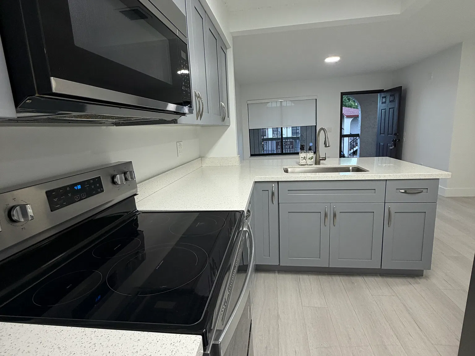 2 bed, 824 sqft, $2,350 — Photo 3