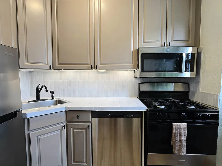 1650 N Pearl St #22 — Photo 2