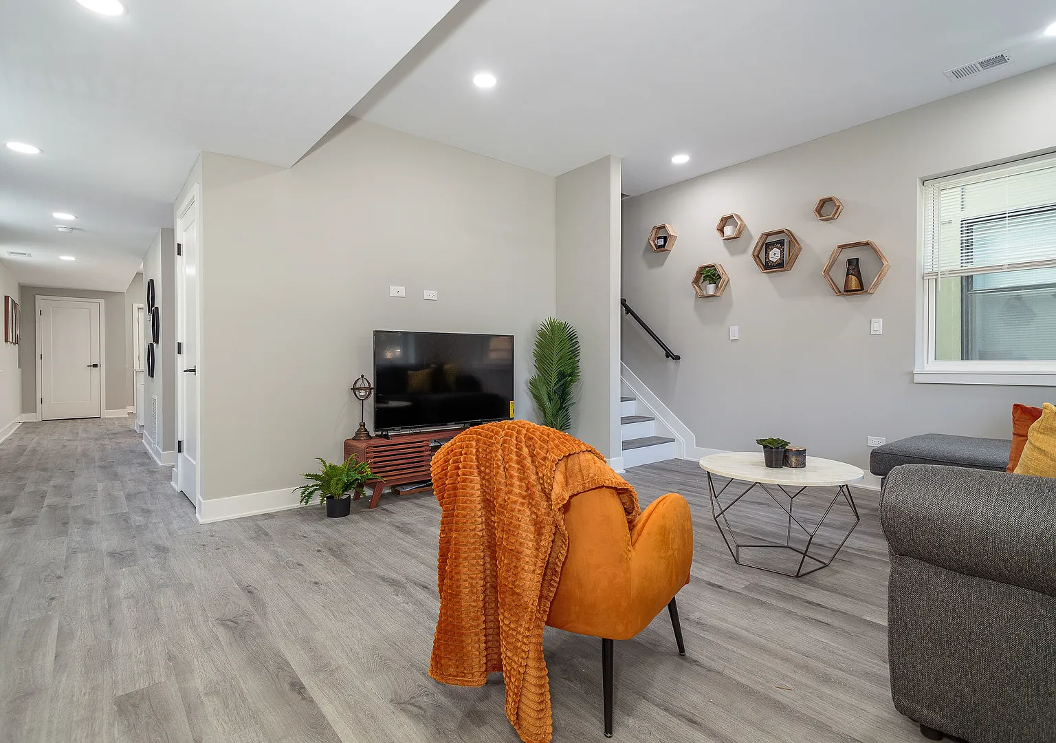 3 bed, 2.5 bath, 2400 sqft, $2,700 — Photo 4