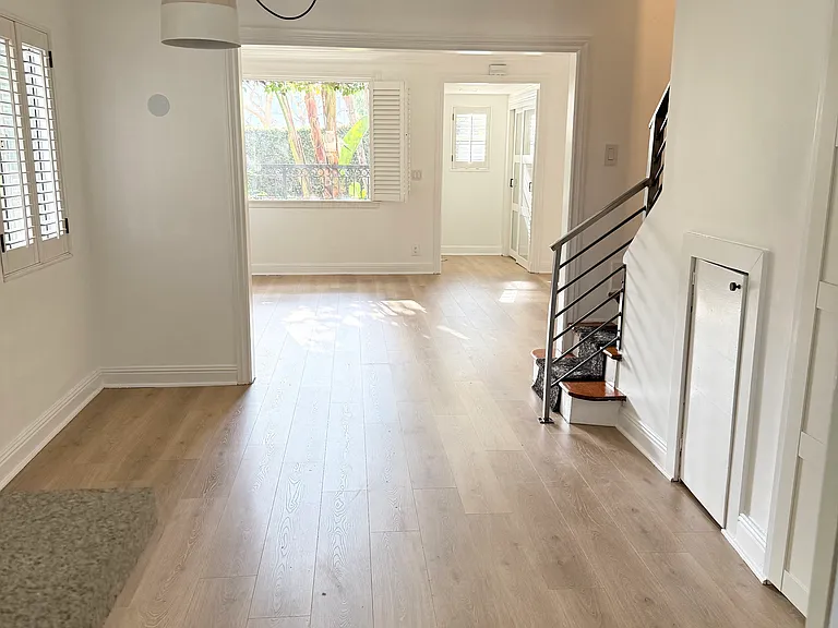1082 Meadowbrook Ave — Photo 2