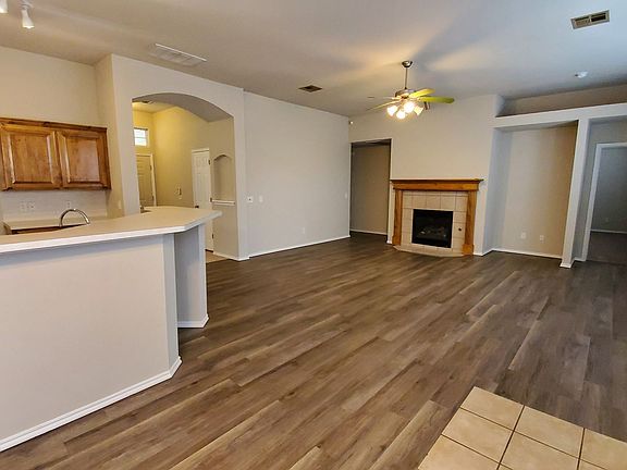 4th image of 113 Mountain Oaks Dr