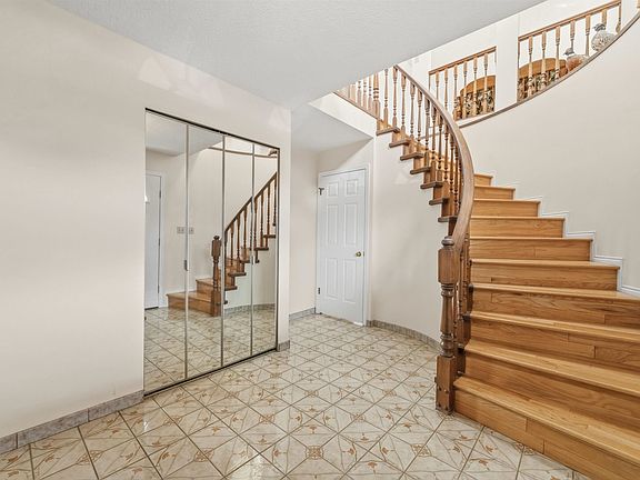 3rd image of 2693 Georgia St E
