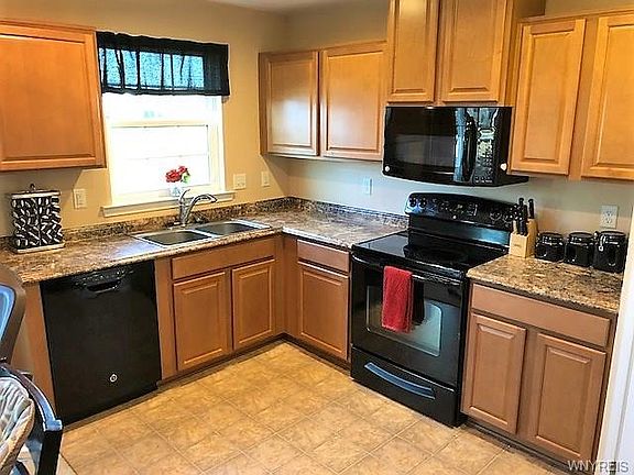 2nd image of 8 Skylark Ln