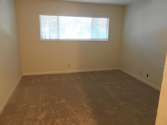 5th image of 2044 Ascot Dr APT 4