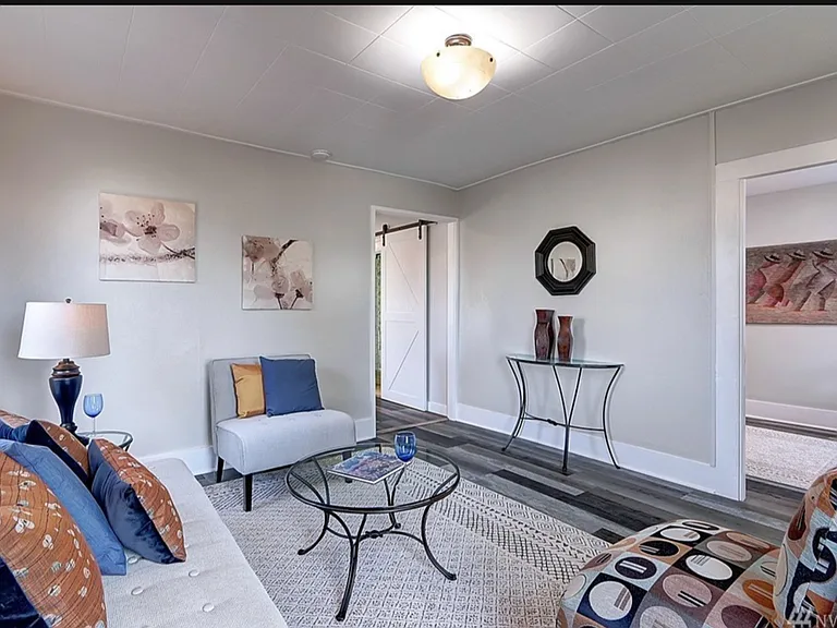105 S Tobin St — Photo 2
