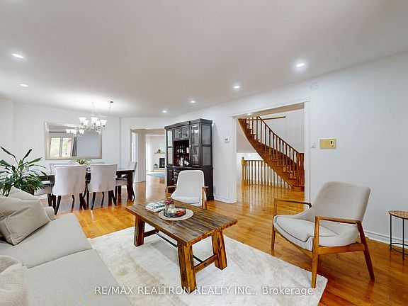 3rd image of 8 Muster Ct