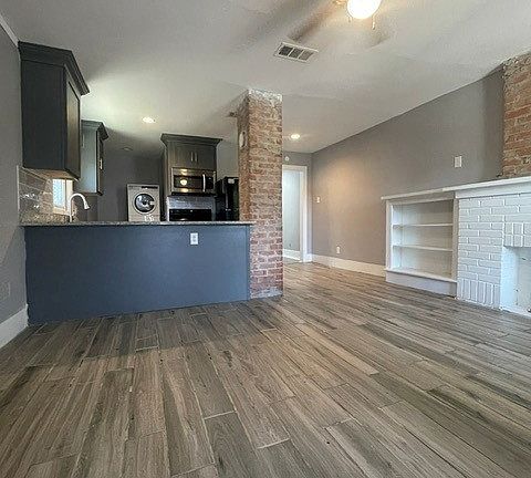 3rd image of 402 Graham Ave #402
