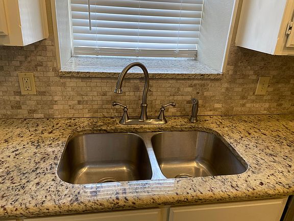 4th image of 5901 Twin Willows Dr