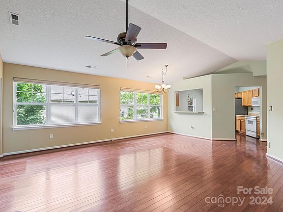 5th image of 112 Clear Creekside Dr