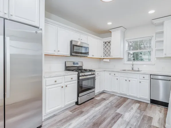 232 Pearsall Avenue image 8 of 20