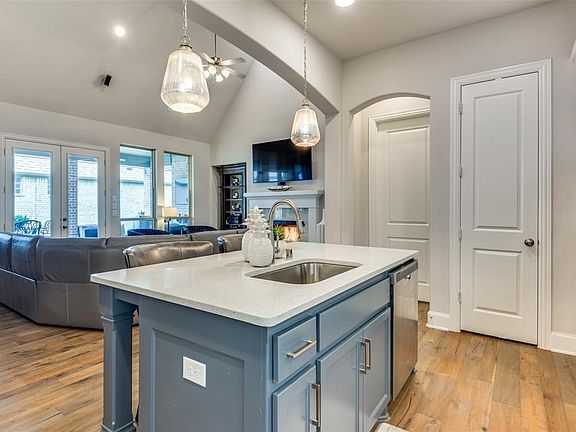 4th image of 828 Royal Minister Blvd