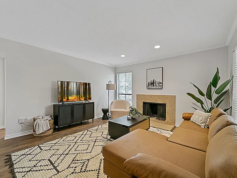 Lakeside Apartments — Photo 35