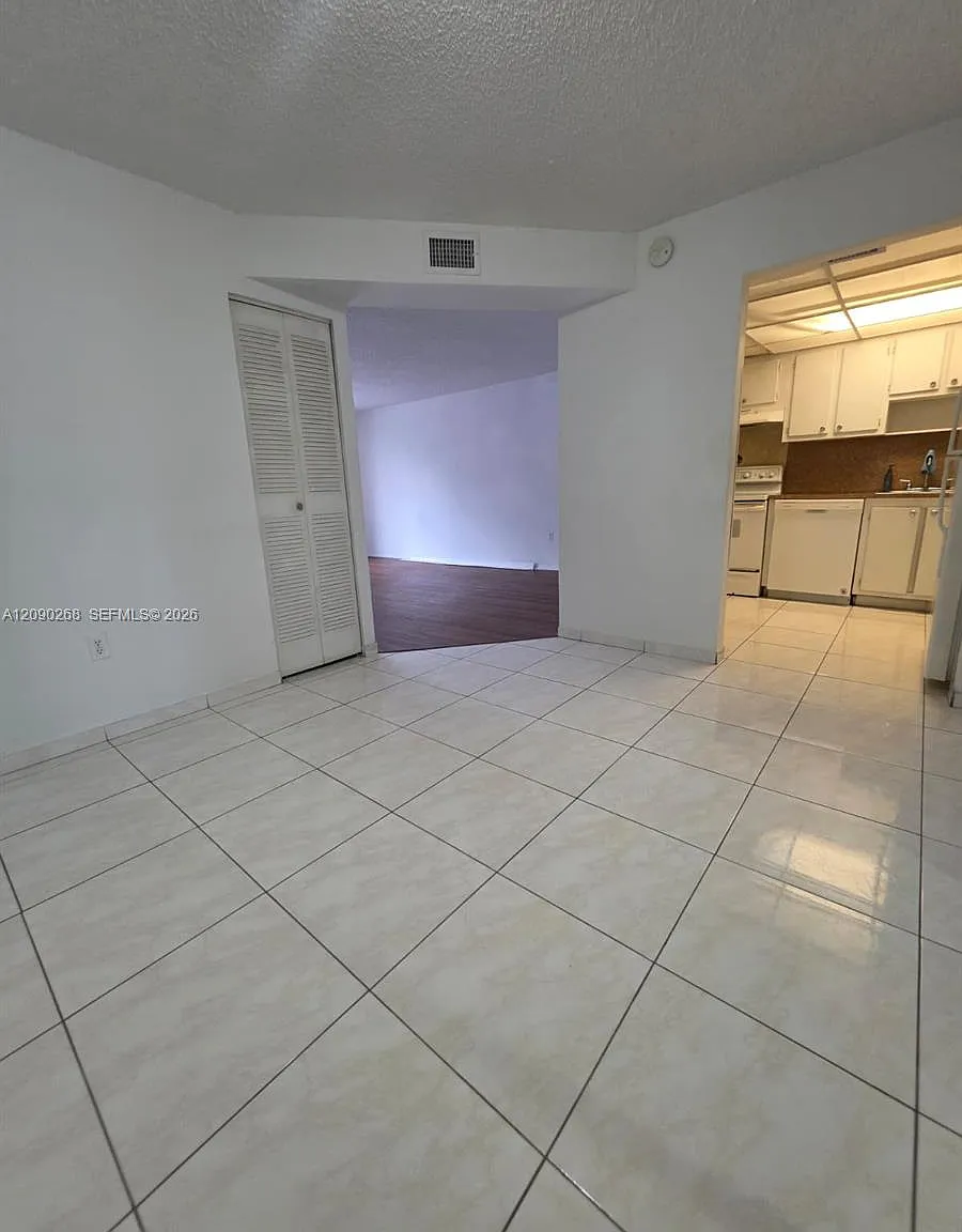Woodside Apts Condo — Photo 4