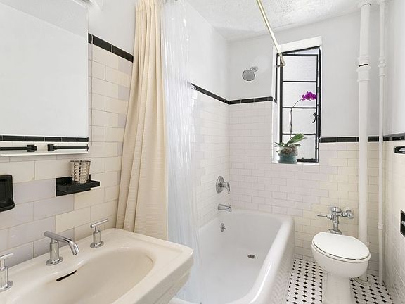 4th image of 140 E 40th St APT 6B