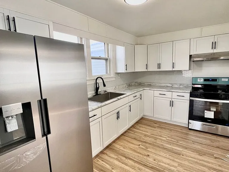 416 Henry St — Photo 3