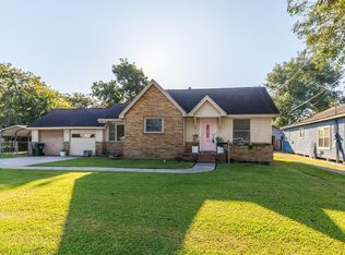 6438 Washington St, Groves, TX 77619