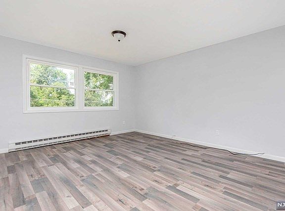 5th image of 20 Esther Dr