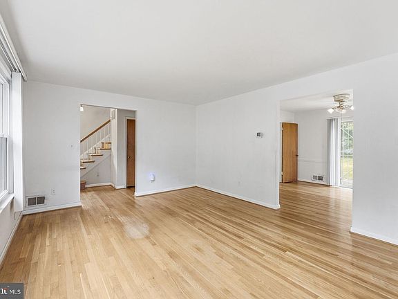 5th image of 3039 O St SE