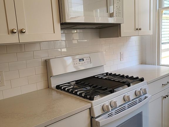 3rd image of 12 Oakwood St
