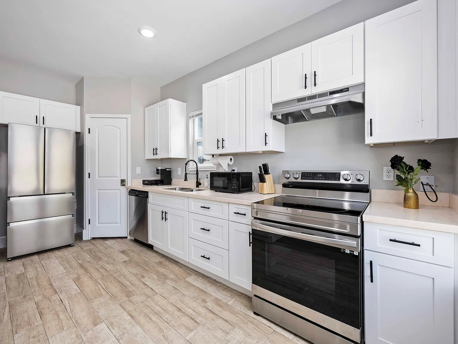 2 bed, 900 sqft, $2,100 — Photo 3