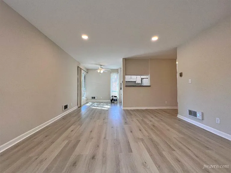 1403 Oxford St — Photo 4