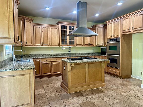 3rd image of 6832 Linden Dr