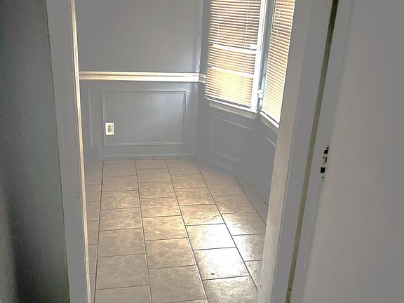 4th image of 15819 Manning St