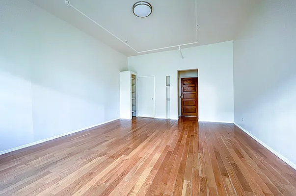 Rented by Coldwell Banker Warburg | media 14