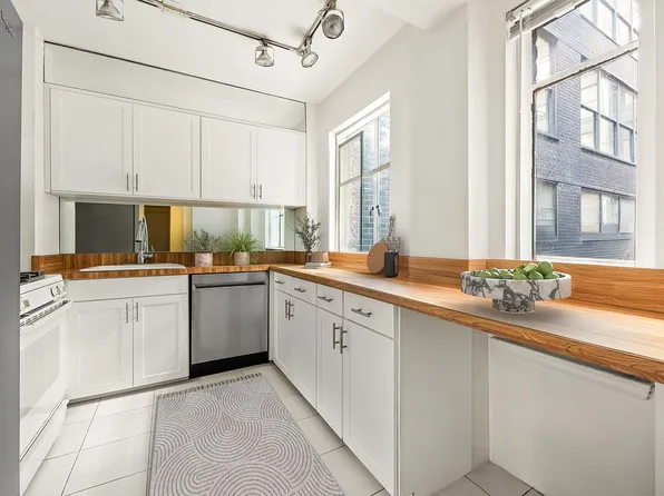 45 W 54th St #9E, New York, NY 10019