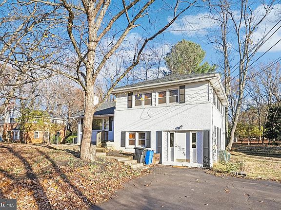 2nd image of 1105 Westbriar Ct NE