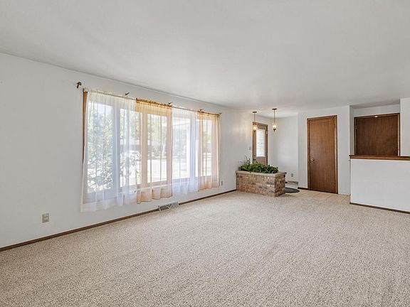 3rd image of 2418 Pershing AVENUE