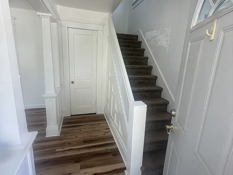218 Goguac St W — Photo 2