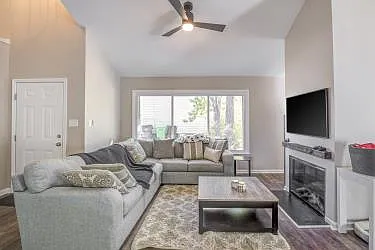460 Dickens Dr — Photo 4