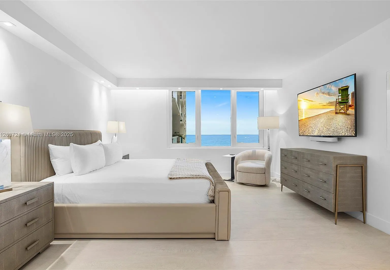 Roney Palace Condo — Photo 3
