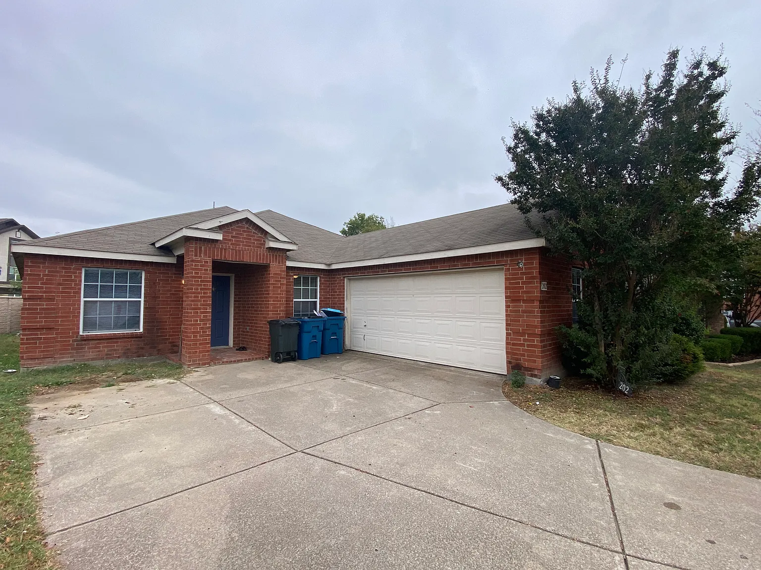 202 Maplecrest Dr — Photo 2