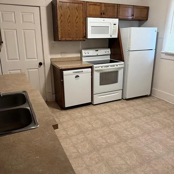 313 E Lloyd St — Photo 2