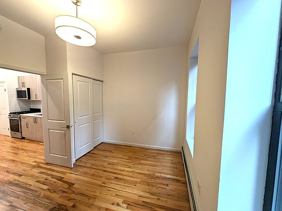 3rd image of 226 E 85th St #3D