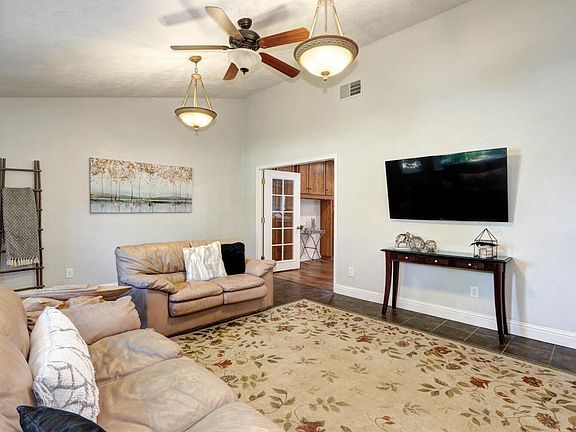5th image of 105 Mesquite Ct
