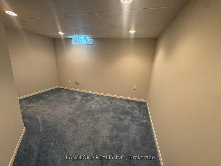 833 Laurier Ave — Photo 29