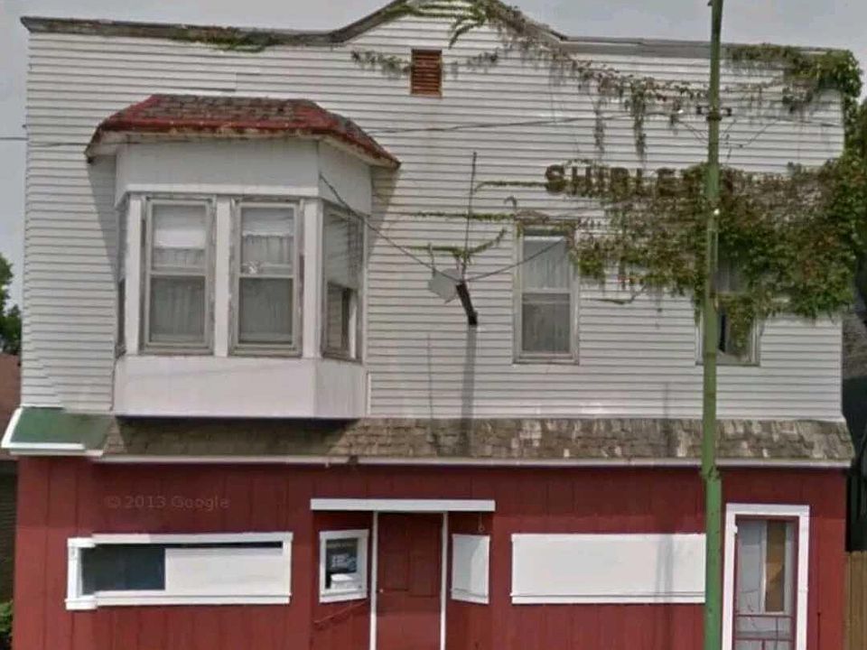 Commercial building next to post office