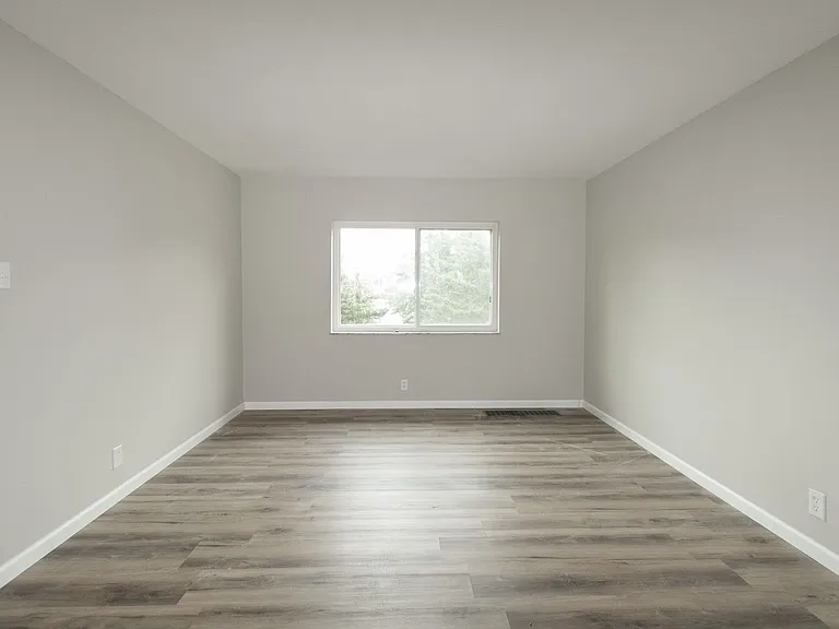 1724 E Broadway — Photo 16