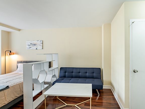 3rd image of 1121 Arlington Blvd APT 422