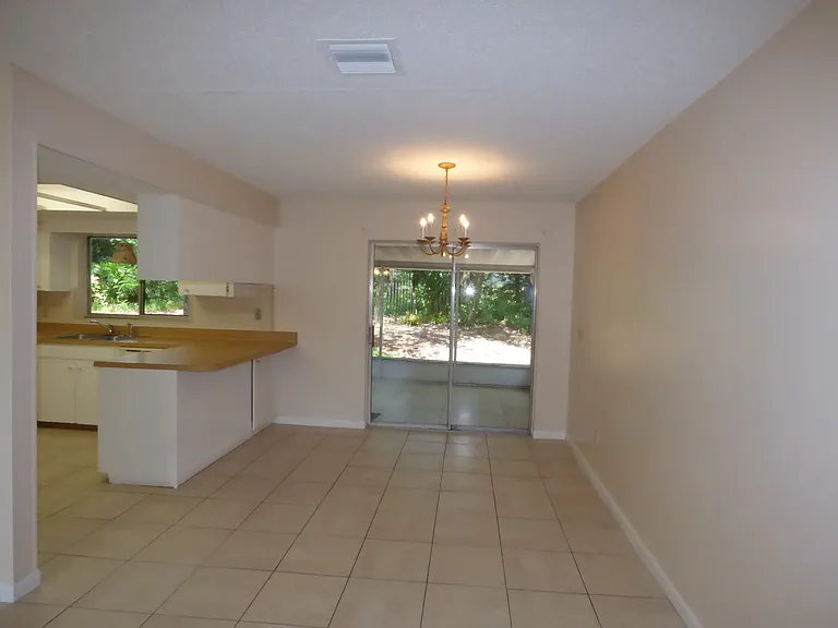 795 Sweetbrier Dr — Photo 2