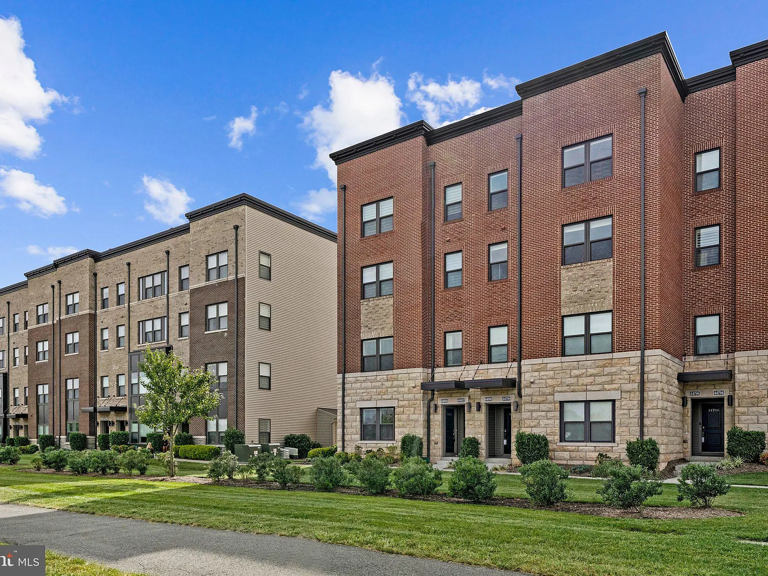 Sm One Loudoun Condo — Photo 2