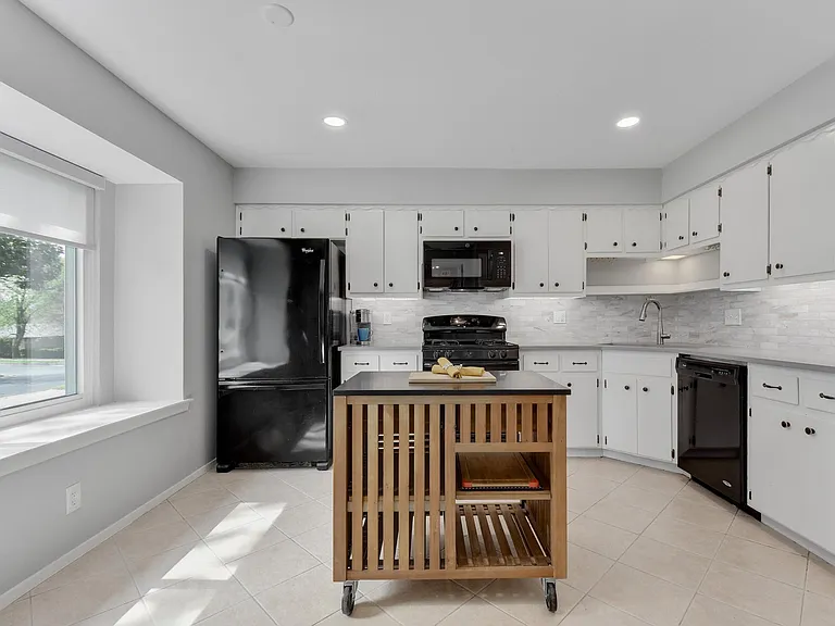 7902 Keneshaw Dr — Photo 4