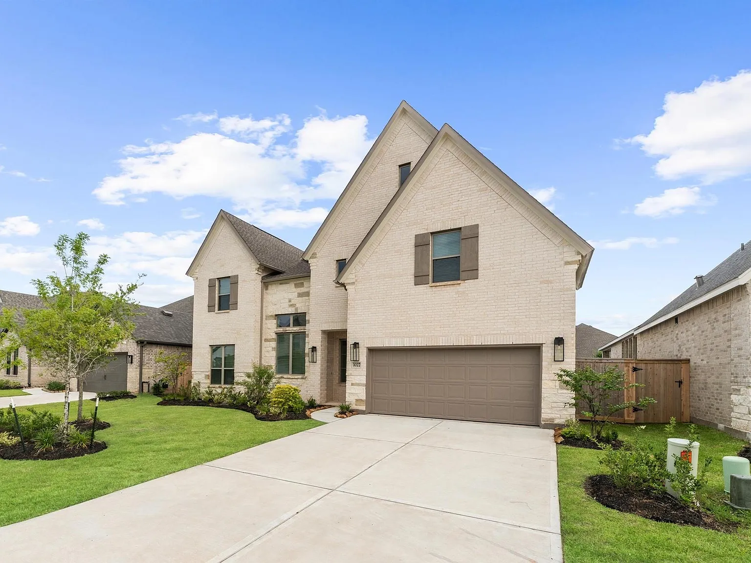 5 bed, 4.5 bath, 3800 sqft, $3,950 — Photo 2