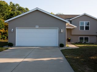 6410 Pine Point Ct, Coopersville, MI 49404