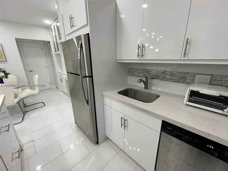 1407 NE 56th St #103 — Photo 5